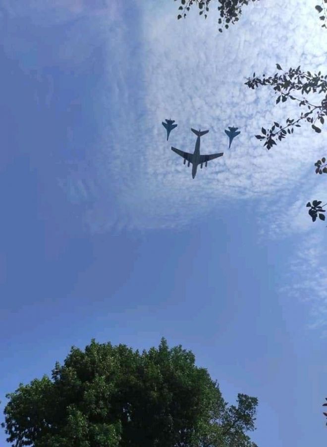 Допоки ветерани збиралися на ходу, у небі з'являлися літаки з офіційного авіапараду. Фото з мережі.