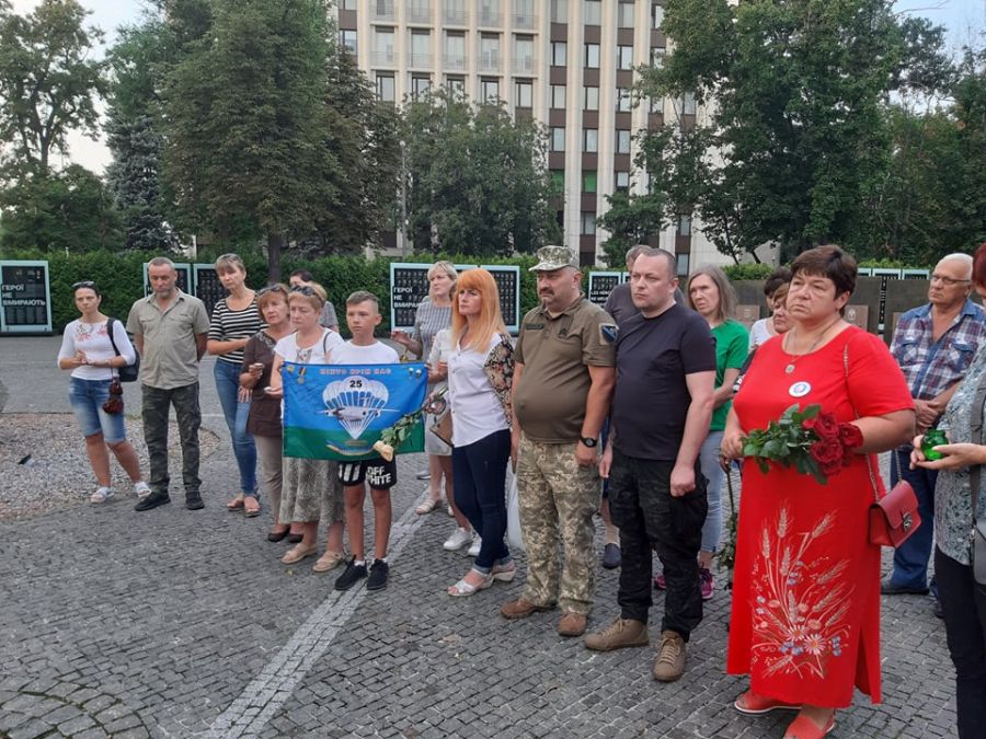 Дніпровці вшановують пам'ять захисників України
