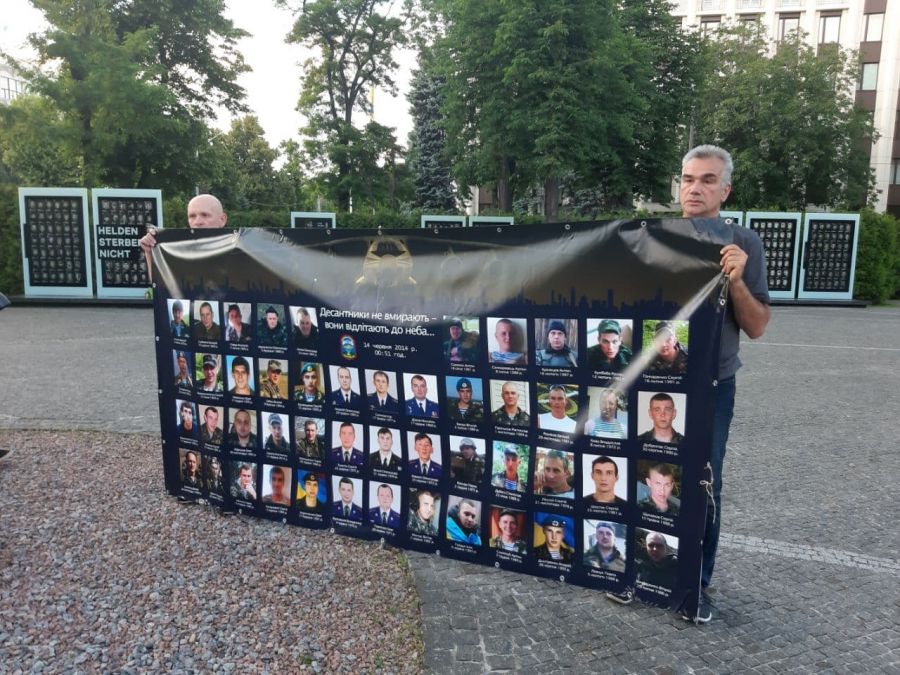 Банер з фотографіями загиблих десантників