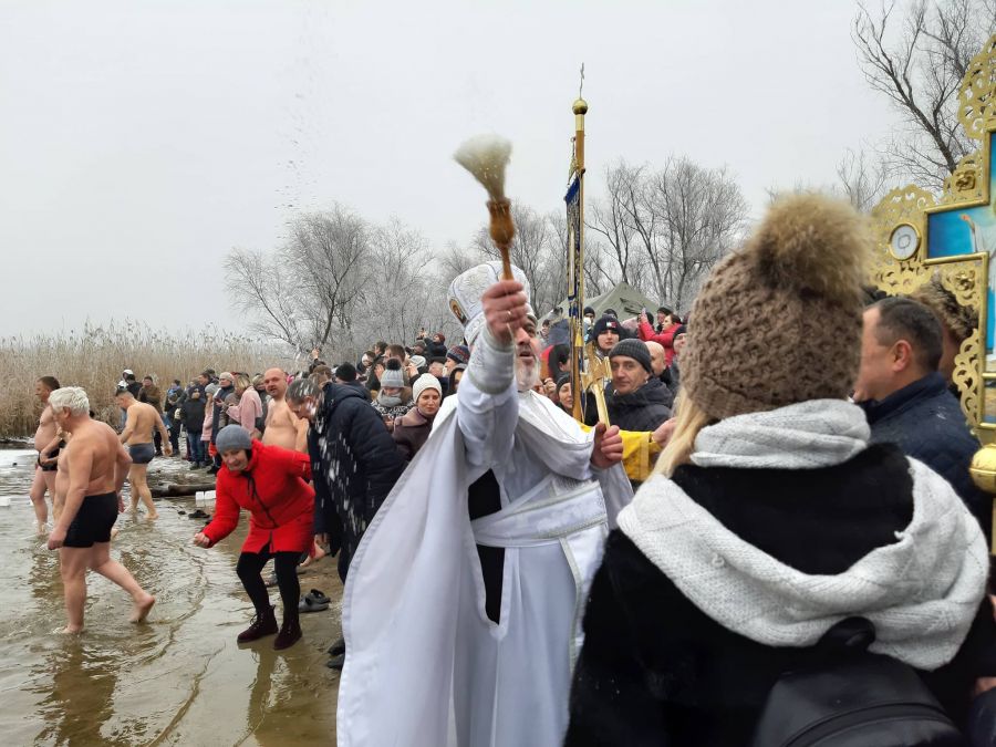 Віталій Лопушанський благословляє учасників свята.