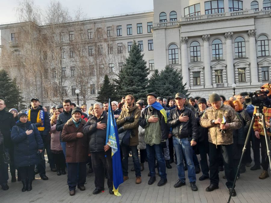 Дніпровці виконують гімн України