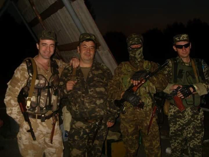 Стас та його побратими їдуть на війну. Станіслав у сонячних окулярах