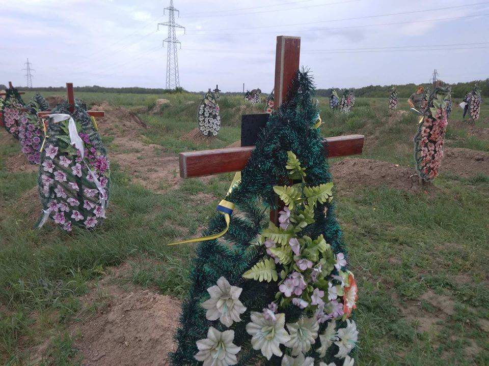 У Дніпрі прибирали на могилах загиблих бійців АТО