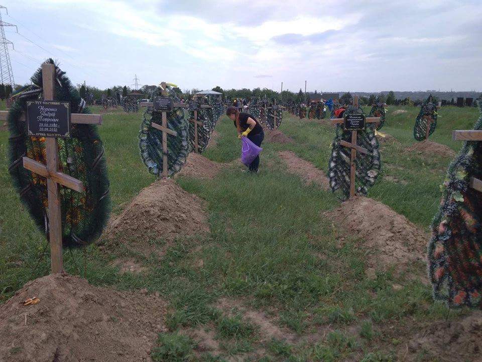 У Дніпрі прибирали на могилах загиблих бійців АТО