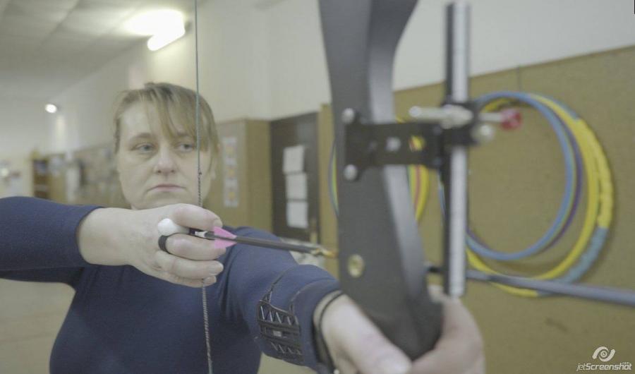 Анна Іллющенкова стріляє з лука