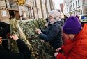 У посольства рф в Таллинне состоялась толока по плетению камуфляжных сеток для Украины