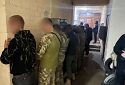 Прикидаючись правоохоронцями, чоловіки вчинили розбій у Харкові