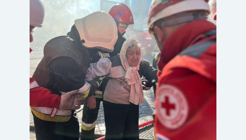 Рятувальники дістали бабусю з третього поверху атакованого дронами будинку в Києві