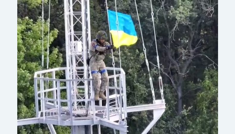 Український військовий вивісив державний прапор у смт Чкаловське