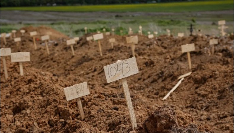 У Маріуполі збільшилася кількість могил на кладовищі