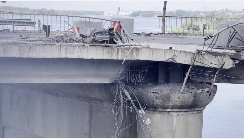 Пошкоджений міст через Каховську греблю