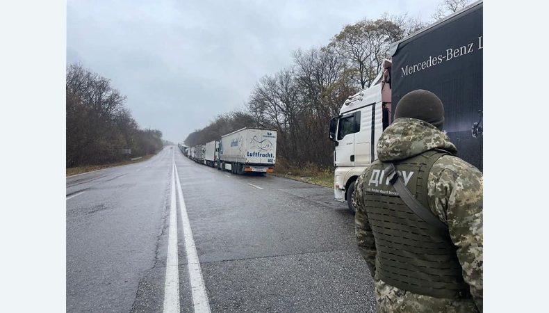 Прикордонники викрили канал незаконного перетинання кордону «далекобійниками»