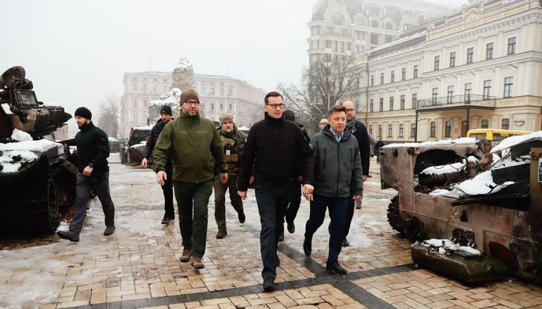 До Києва прибув прем’єр міністр Польщі Матеуш Моравецький. На Михайлівській площі