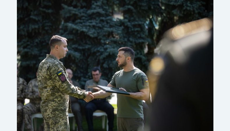 Президент України Володимир Зеленський вручив начальнику ГУР МО України “Хрест бойових заслуг”