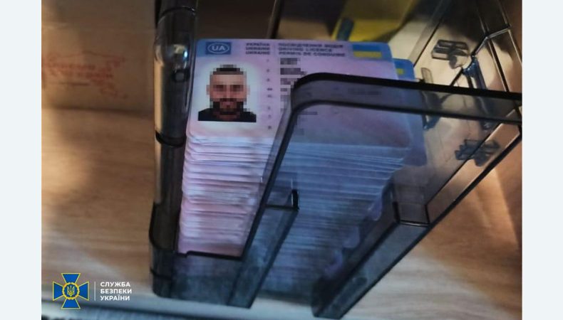 СБУ ліквідувала підпільний «паспортний стіл», де виготовляли фальшиві документи