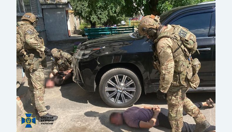 СБУ затримала на Житомирщині банду рекетирів, які «вибивали» гроші з військовослужбовця ЗСУ