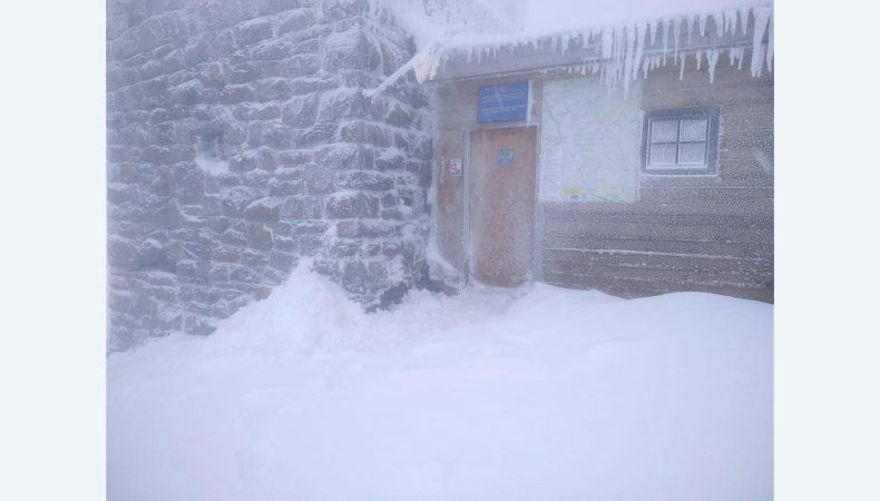 В Карпатах продовжує вирувати негода — снігу вище коліна (ВІДЕО)