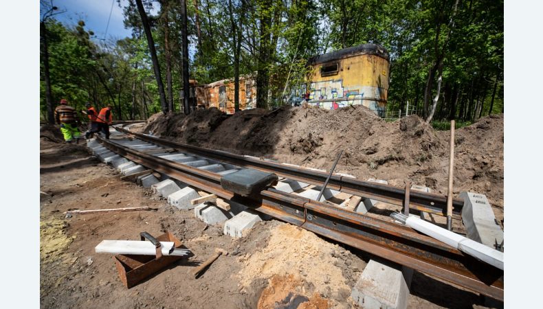 У Пущі-Водиці відновлюють трамвайну колію, пошкоджену ворожими обстрілами