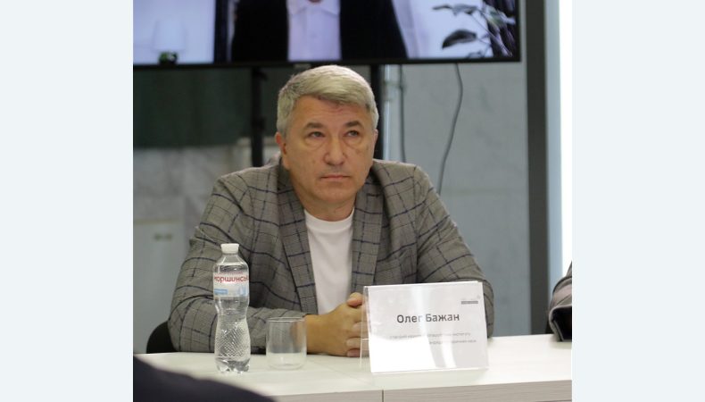 Олег Бажан на круглому столі в Military Media Center