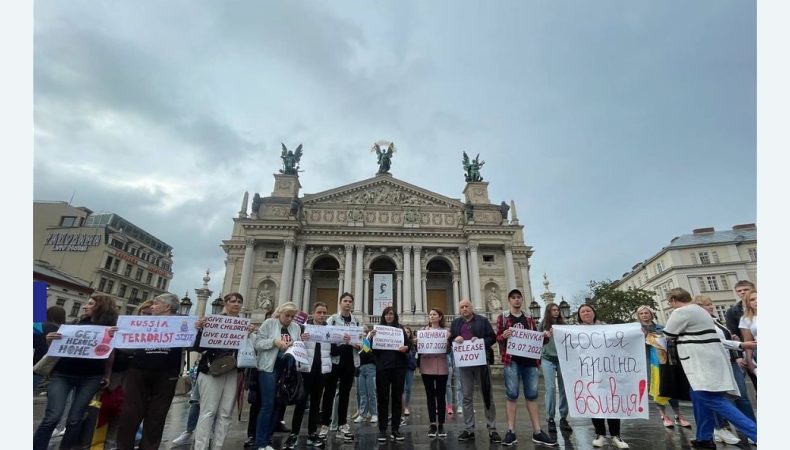 У Львові родини захисників «Азовсталі» провели акцію біля Оперного театру