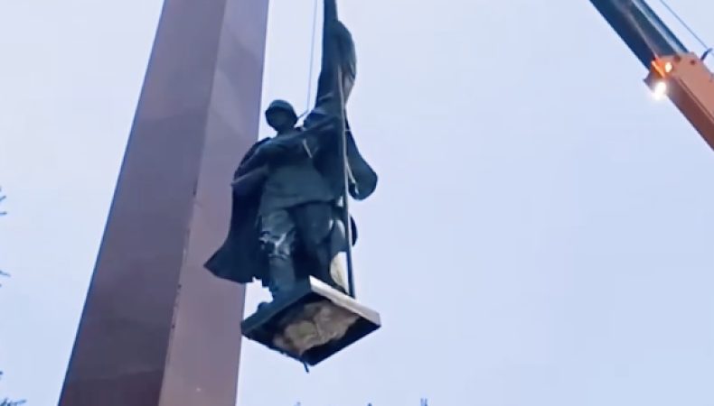 У Чернівцях знесли пам‘ятник червоноармійцю