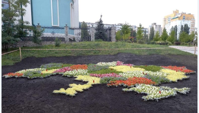 У Києві до Дня Незалежності України створюють квіткові панно на патріотичну тематику