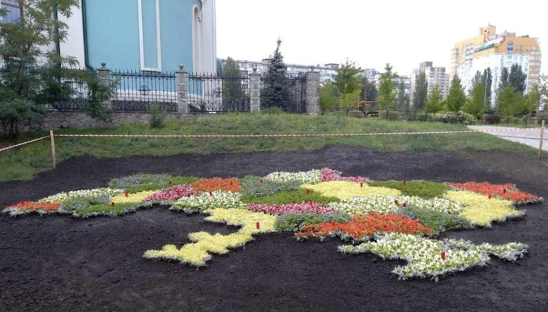 У Києві до Дня Незалежності України створюють квіткові панно на патріотичну тематику