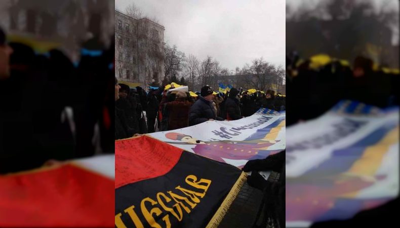 Дніпровці згадували бій під Крутами та мітингували за Січеславську область