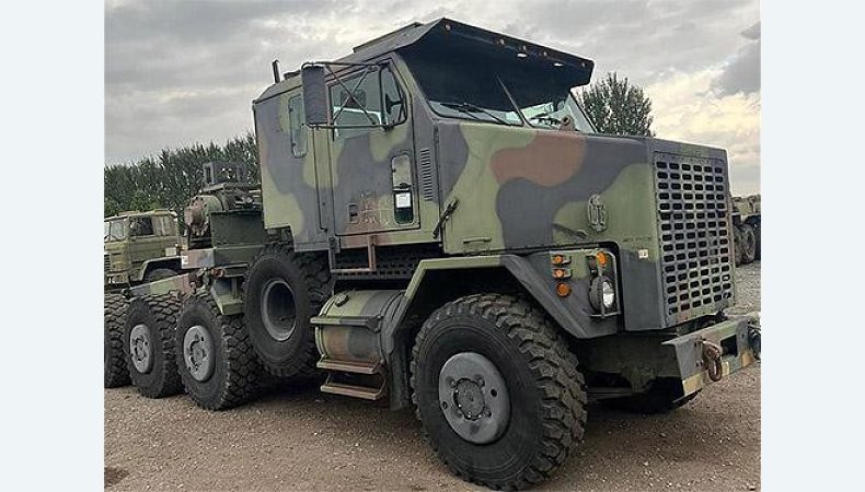 Україна закупає найбільші танкові тягачі Oshkosh M1070