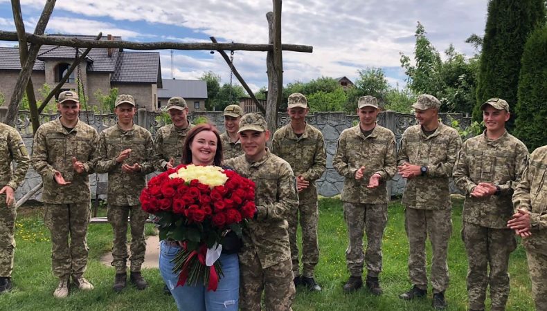 На Львівщині солдат строкової служби освідчився своїй коханій