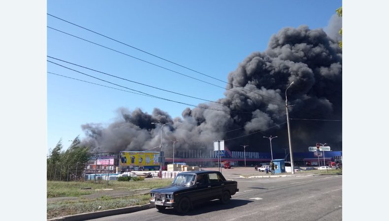 У Донецькому гіпермаркеті спалахнула масштабна пожежа