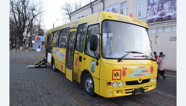У дітей зі сторожинецького інклюзивно-ресурсного центру депутати міської ради відібрали автобус