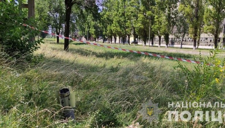 На Дніпропетровщині вибухотехніки поліції проводять розмінування території після нічних ворожих обстрілів