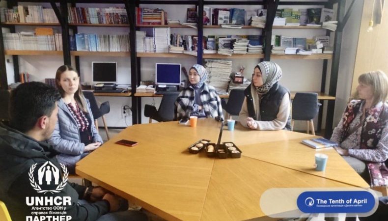 Співробітники УІНП в Одесі допомагають вивчати історію мігрантам