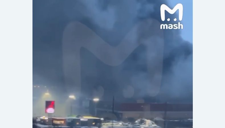В московской области горит торговый центр
