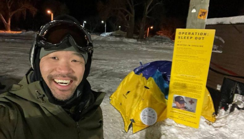 Американець ночує на вулиці в мороз, щоб допомогти Україні