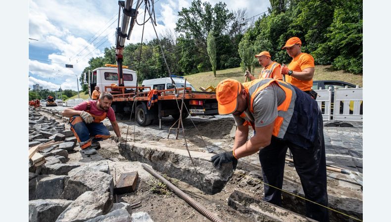 На Подільському узвозі відновлять покриття з бруківки 