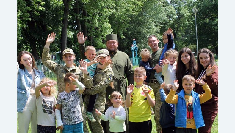 Курсанти та студенти академії відвідали переселенців з дітьми