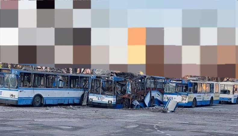 Пошкоджені тролейбуси внаслідок обстрілу