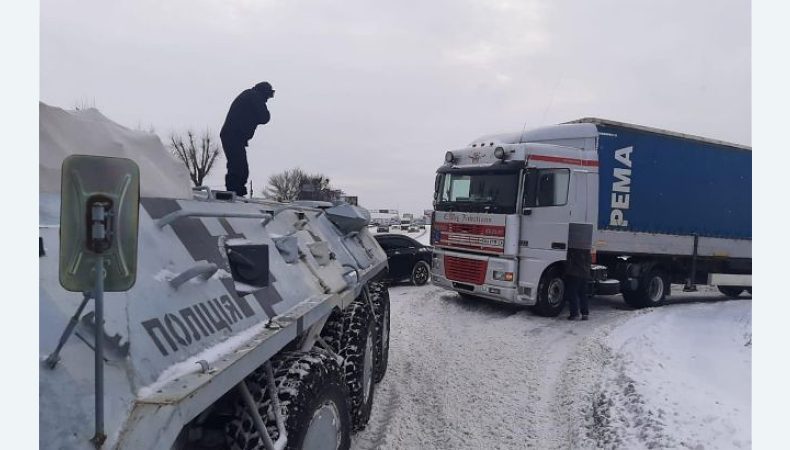 На українсько-польському кордоні перестали пропускати вантажівки та автобуси: у чому причина