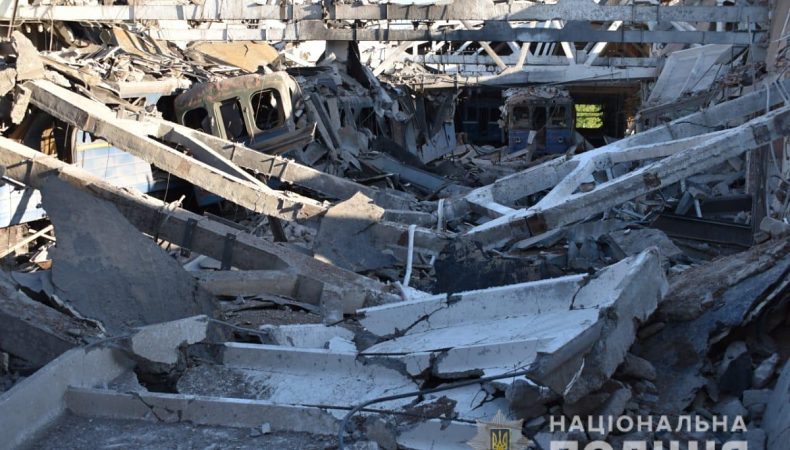 В Харкові окупанти зруйнували будівлю метро, є поранений