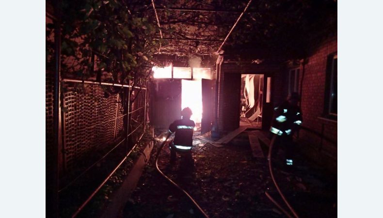 Рятувальники гасять пожежу, спричинену обстрілами, в місті Оріхів