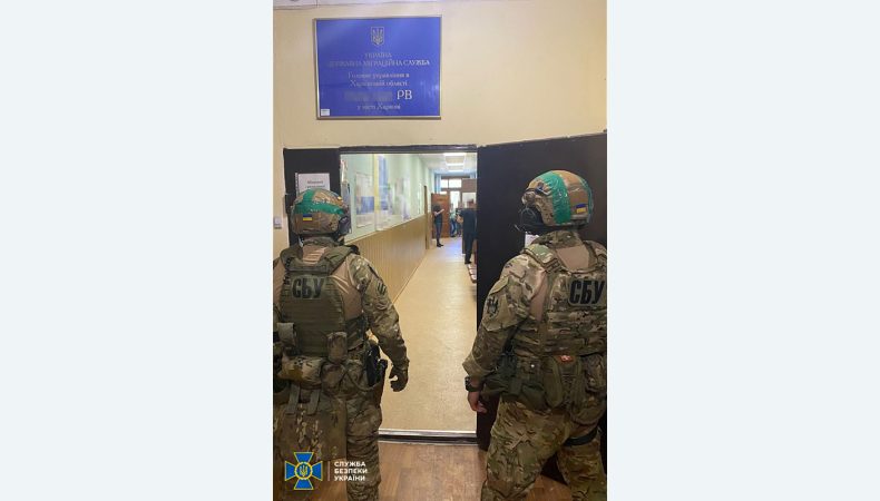 У Харкові чиновників міграційної служби, які вимагали хабарі за видачу паспортів України