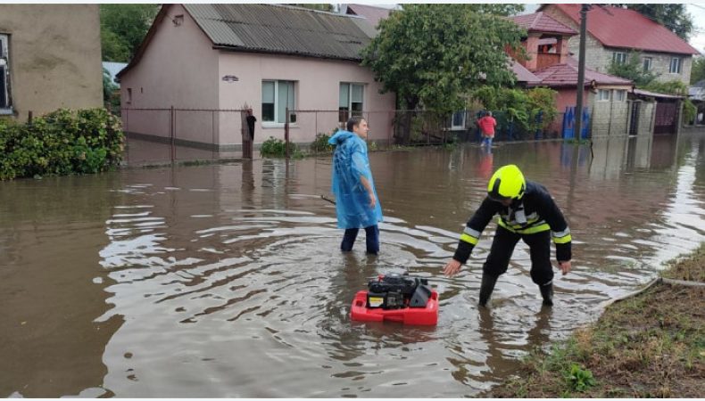 В Ужгороді вулиці перетворилися на річки