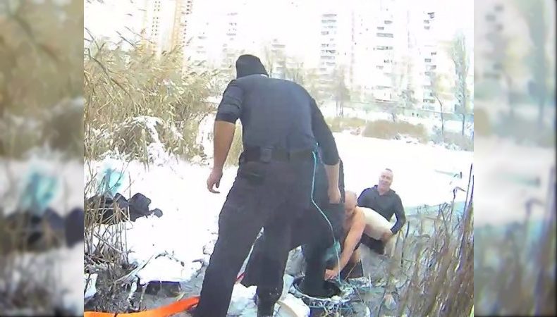 В Києві жінка разом із собакою провалилась під лід