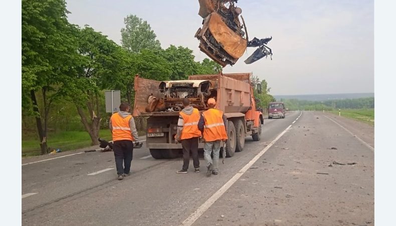 З державних доріг Харківщини прибирають автомобілі, розбиті обстрілами окупантів