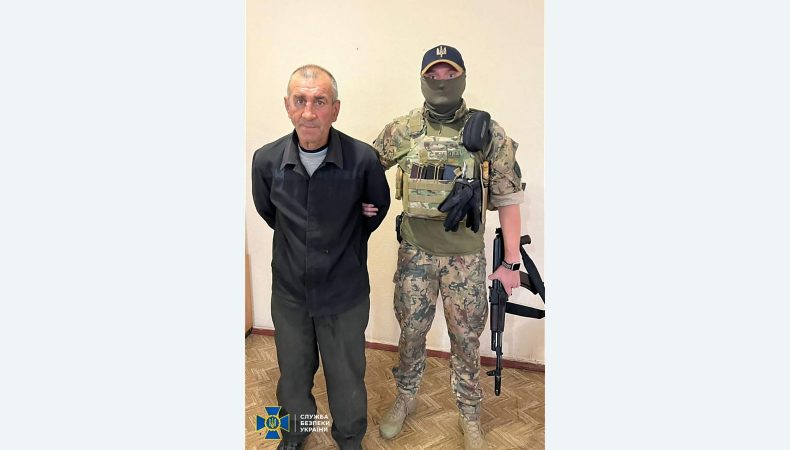 На Харківщині СБУ затримала колаборанта, який допомагав ворогу грабувати своїх односельців