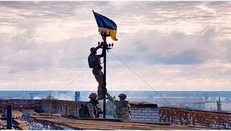 Українські військові з державним прапором у звільненому Високопілля на Херсонщині