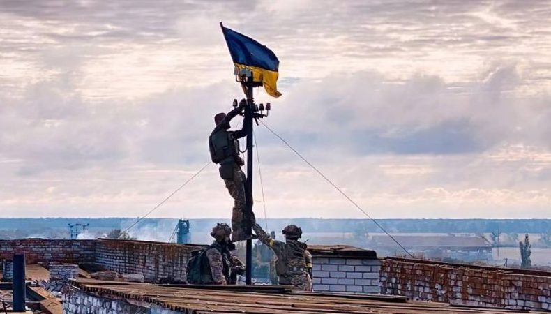 Українські військові з державним прапором у звільненому Високопілля на Херсонщині