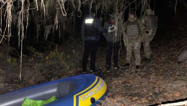 На Вінниччині затримали іноземця, який незаконно приплив до України на надувному човні без весел